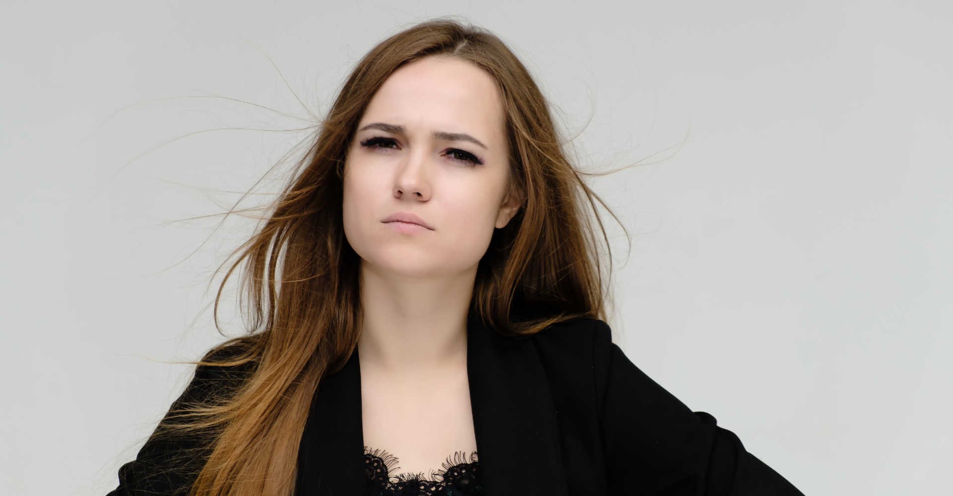 Modelo branca com cabelo liso e loiro
